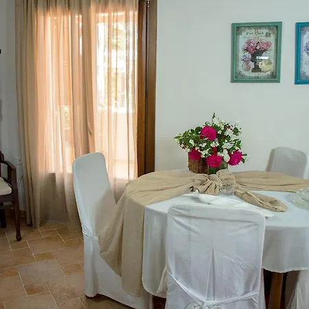 Rustic, Luxurious,garden 70m From The Sea