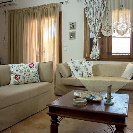 Rustic, Luxurious,garden 70m From The Sea *
