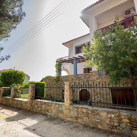 Rustic, Luxurious,garden 70m From The Sea *